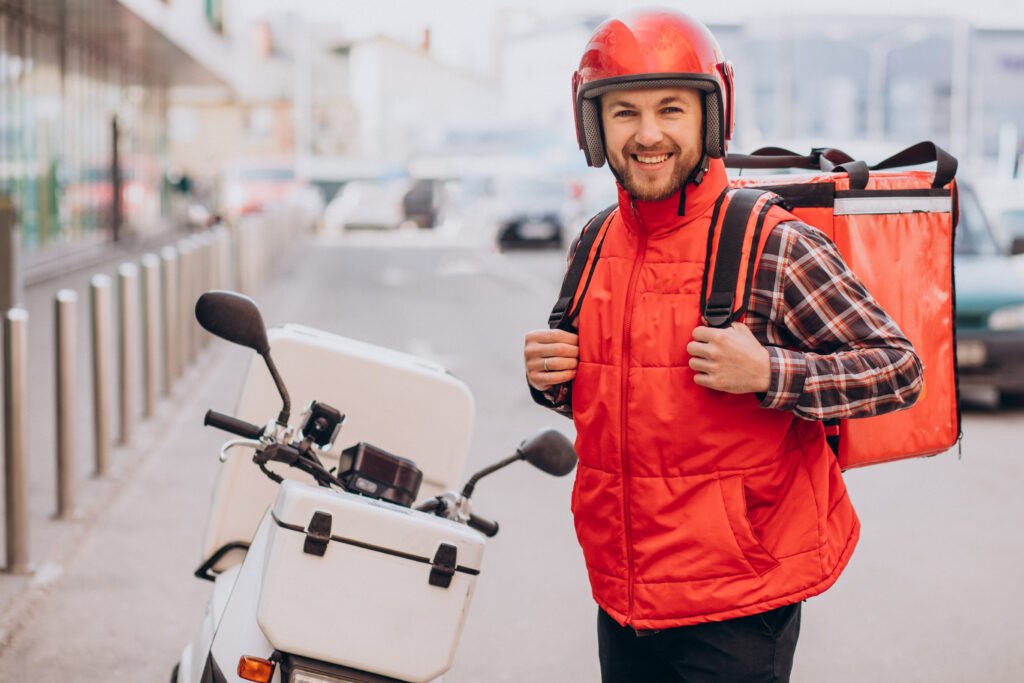 Trabajador independiente colombiano en moto necesita exámenes ocupacionales para protegerse