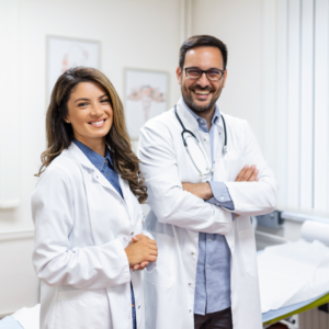 Trabajador colombiano recibiendo su certificado médico de aptitud laboral después de completar el paquete 360° de exámenes ocupacionales: osteomuscular, visiometría y audiometría. Especialista en Medicina Laboral le entrega resultados digitales el mismo día en consultorio.