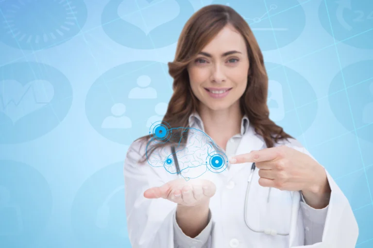 Médico ocupacional revisando beneficios de exámenes periódicos: reducción de ausentismo, aumento de productividad y cumplimiento legal en Colombia