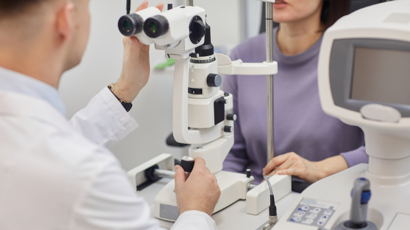 Equipo de optometría moderno para exámenes visuales en salud ocupacional