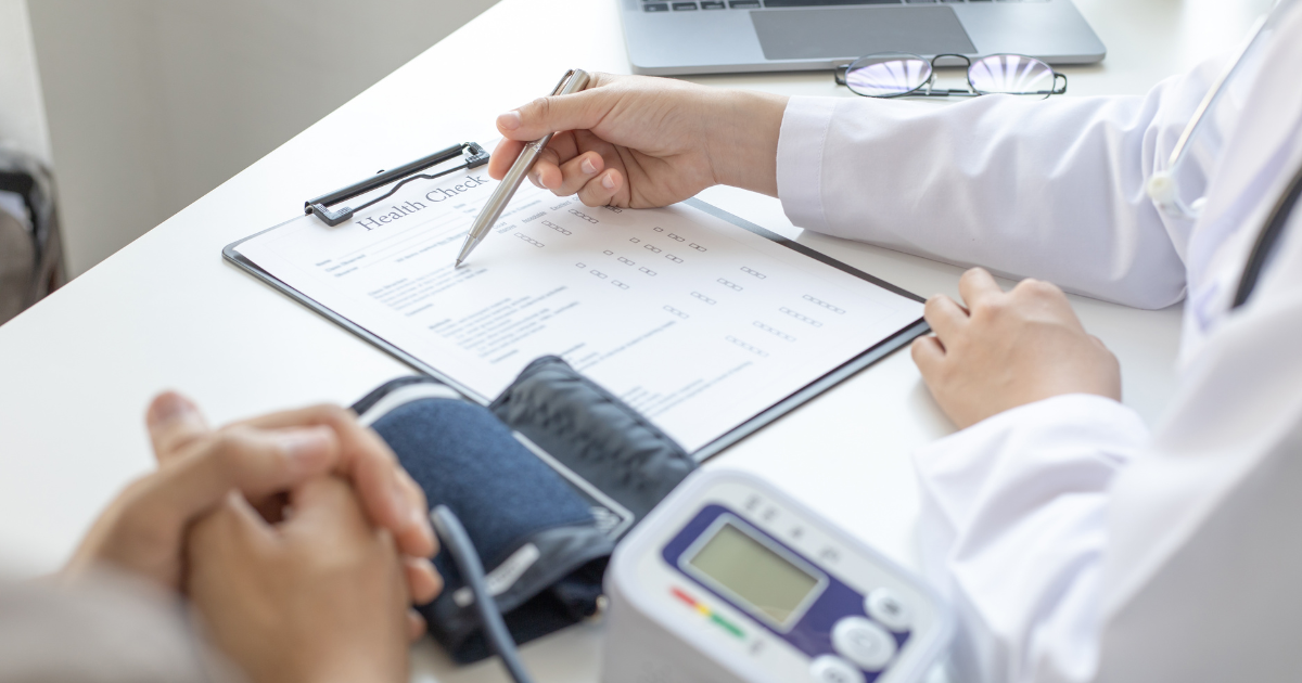 Infografía que muestra la periodicidad de los exámenes médicos periódicos según el nivel de riesgo laboral: nivel alto (4-5) exámenes anuales, nivel medio (3) cada 2 años, nivel bajo (1-2) cada 3 años. Basado en Resolución 2346 de 2007 y Decreto 1072 de 2015.